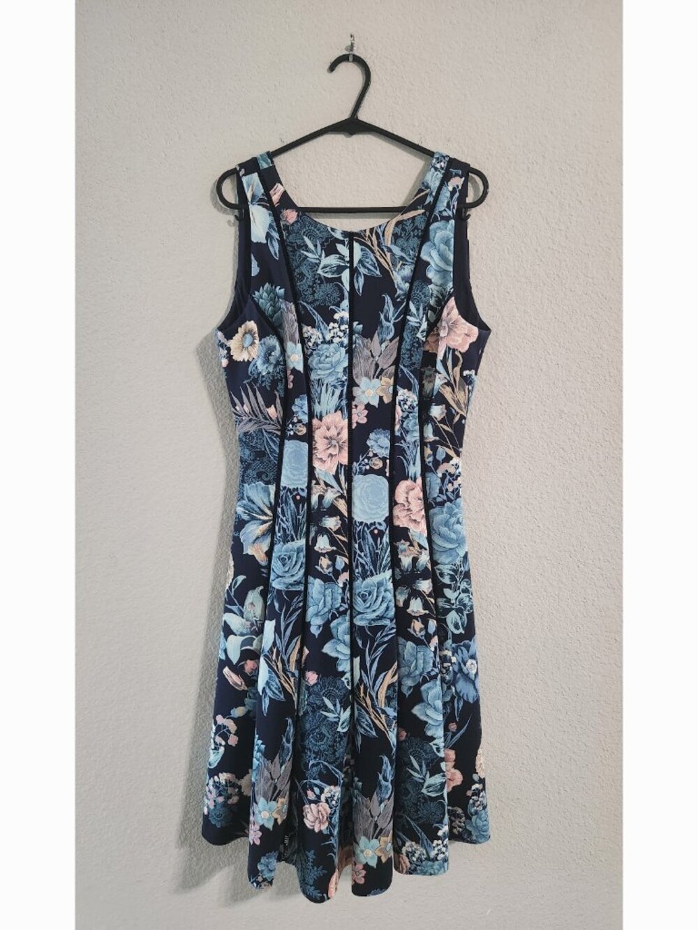 White House Black Market Sleeveless Dress Floral Fit and Flare Women’s size 2